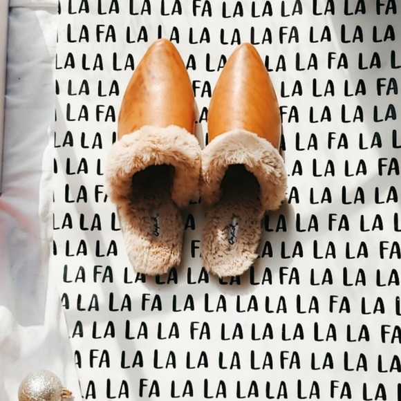 🚨Holiday Collection//TAN FUR FLATS - Picture 2 of 7